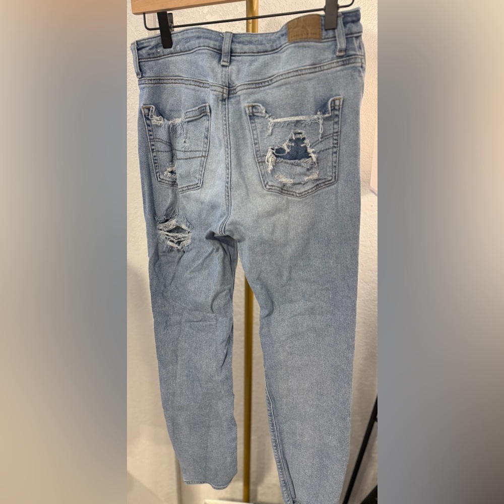 American Eagle Distressed Straight Mom Jeans Size 6 Long Light Wash Ripped Denim - Picture 9 of 14